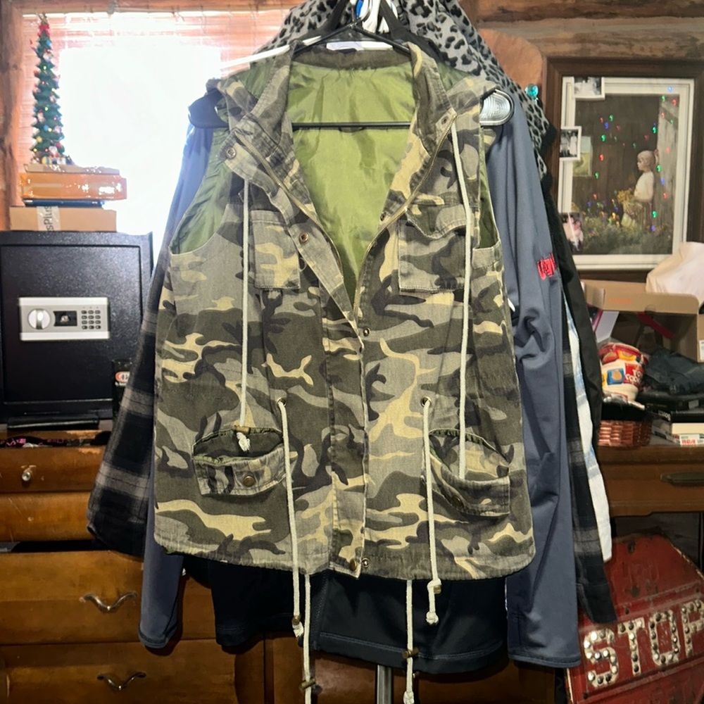 GENTLY WORN WOMENS SIZE L HOODED GREEN CAMO ZIPPERED/SNAP VEST